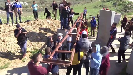 Tải video: شاهد: اشتباكات بين محتجين فلسطينيين والقوات الإسرائيلية في الضفة الغربية