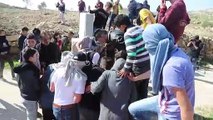 Filistinli gençler İsrail güçlerinin yola kurduğu bariyeri yıktı - RAMALLAH