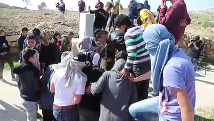 Filistinli gençler İsrail güçlerinin yola kurduğu bariyeri yıktı - RAMALLAH