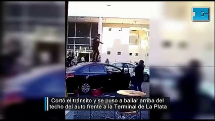 Increíble escena frente a la Terminal: se puso a bailar arriba del techo del auto