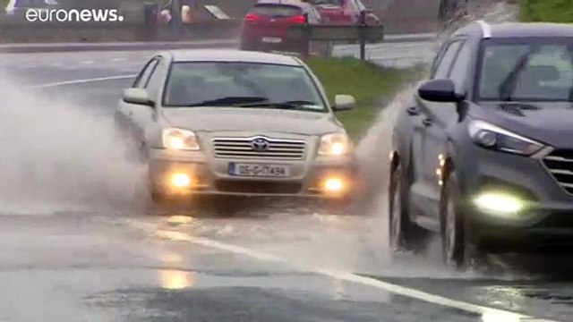 На Британские острова обрушился шторм Деннис