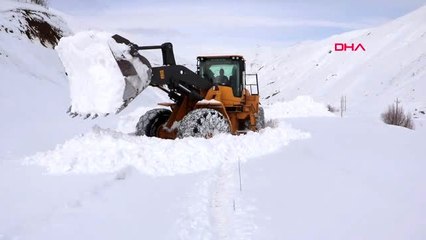Hakkari yüksekova'da köy yoluna düşen çığ temizlendi