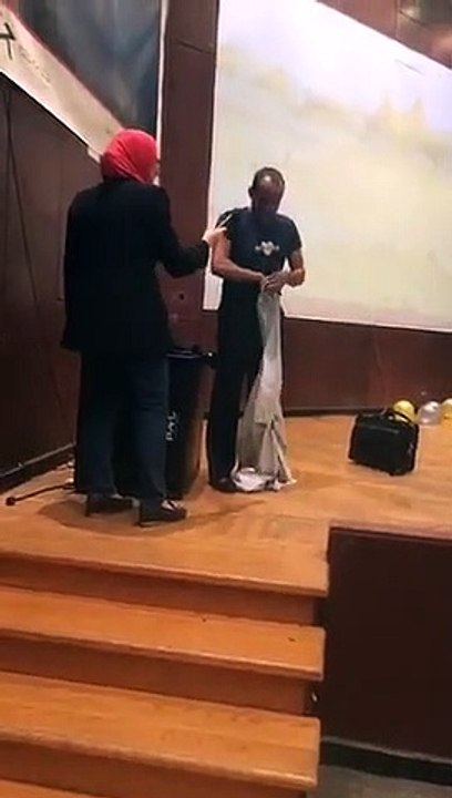 كشف حقيقة فيديو الأستاذ الذي يخلع ملابسه أمام الطلاب
