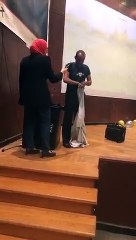 كشف حقيقة فيديو الأستاذ الذي يخلع ملابسه أمام الطلاب