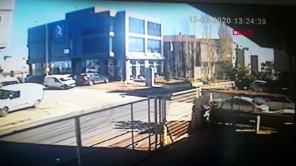 Ümraniye'de kaza yapan araç takla attı; o anlar kamerada