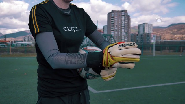 Bosnalı matematik öğretmeni, kaleci eldivenlerinden de vazgeçmiyor - ZENİCA