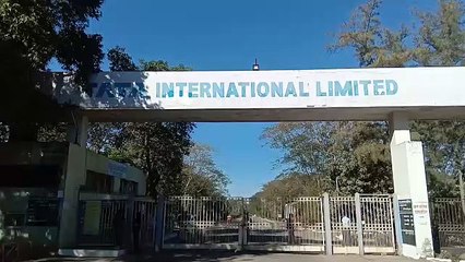 देवास: कंपनी ने नहीं मानी मांगें तो कर्मचारियों ने गेट पर लगाया ताला, किया चक्काजाम