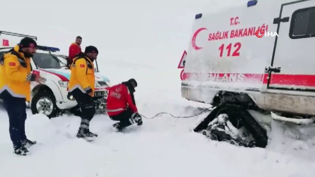 Karı elleriyle kazarak yolda kalan paletli ambulansı çıkardılar