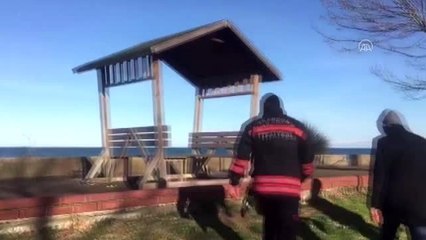 Kayalıklarda sıkışan köpeği itfaiye ekibi kurtardı