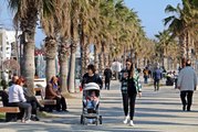 Antalya'da hava sıcaklığı 21 dereceye çıkınca vatandaşlar soluğu sahilde aldı