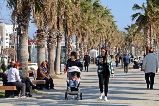 Antalya'da hava sıcaklığı 21 dereceye çıkınca vatandaşlar soluğu sahilde aldı