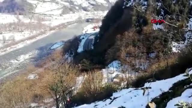 Rize ayder yolunda heyelan yolu kapattı-2