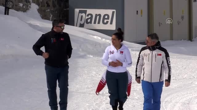 Milli kayakçı Sıla Kara, Slovenya'da teleferikten düşmek üzere olan çocuğu kurtardığı anları AA...