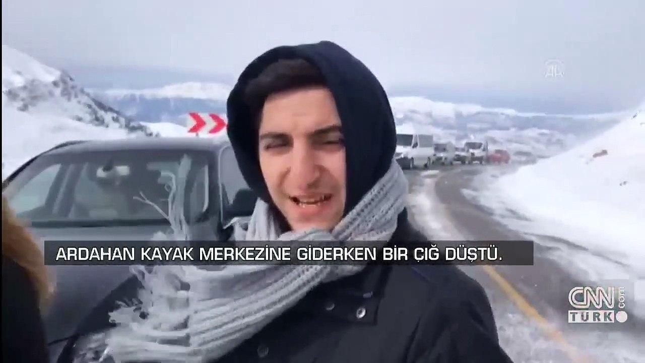 Araçlar son anda çığın altında kalmaktan kurtuldu