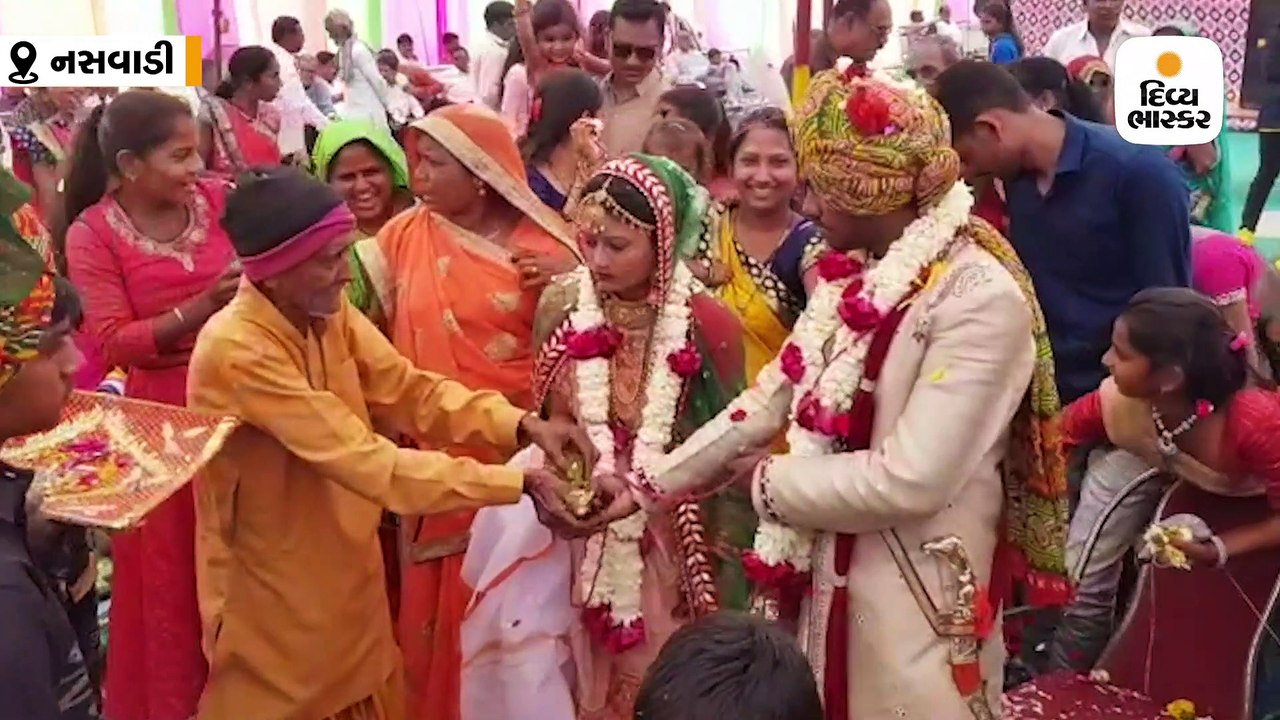 ગોર મહારાજે કહ્યું, બીજા કોઈને ગુલાબ આપી I Love...