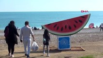 Antalya şubat ortasında yaz sıcağını görenler sahili doldurdu