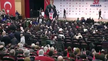 CHP kongresinde yine kavga çıktı! Bu sözleri duyunca şişe fırlattılar