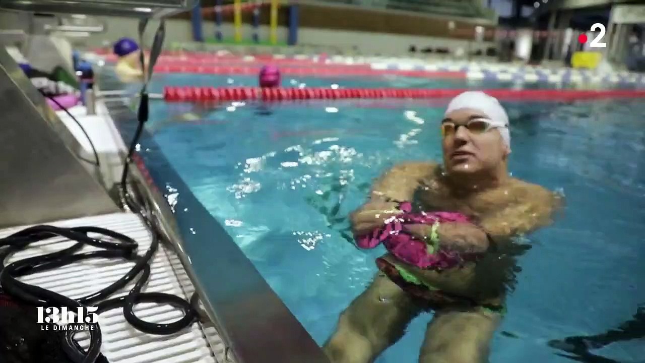 "Au moment de ma maladie, je haïssais mon corps. Aujourd'hui, je vis ma vie à 100%" : Théo, champion de natation amputé des mains et des pieds à six ans