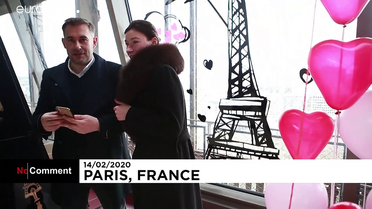 Torre Eiffel recebe namorados