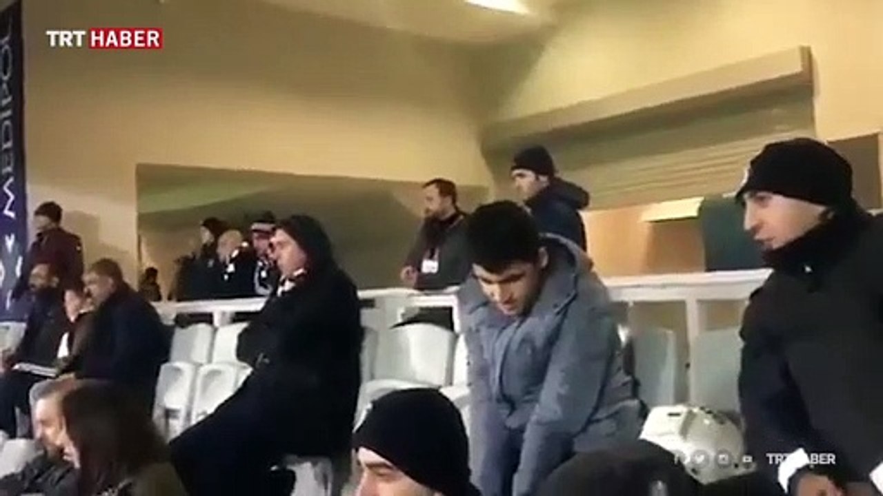 Polis memurunun örnek davranışıyla maç heyecanı...