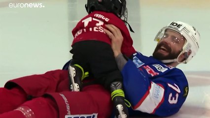 طفل يتفوق على الكبار.. عمره عامين ويبرع في رياضة الهوكى