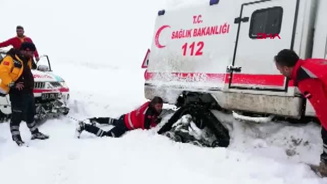 Şırnak sağlık görevlileri, kara saplanan ambulansı elleriyle kazarak kurtardı