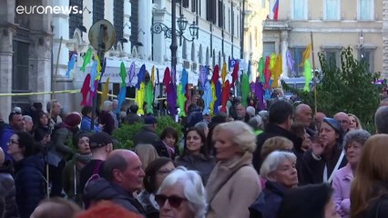 Παραμένει δημοφιλές το κίνημα «Σαρδέλες»