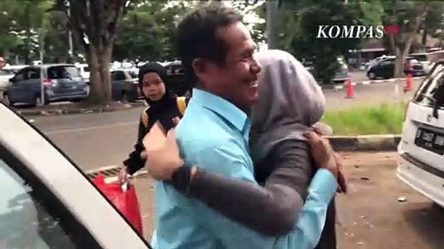 Suasana Haru Bahagia Kepulangan WNI Pasca Observasi di Natuna