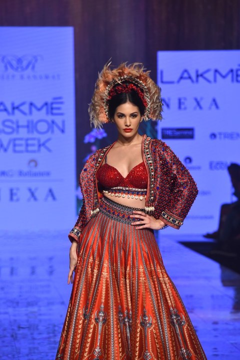 Lakme Fashion Week 2020 : Actress Amyra Dastur ने Ramp पर ढ़ाया कहर, लगीं बेहद खूबसूरत | Boldsky