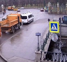 Rusya'da nehre düşen genci polis kurtardı