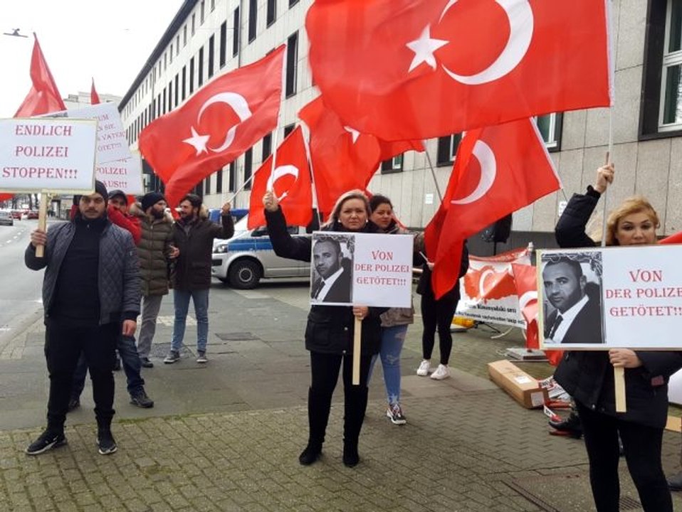 Almanya'da polis şiddeti protesto edildi