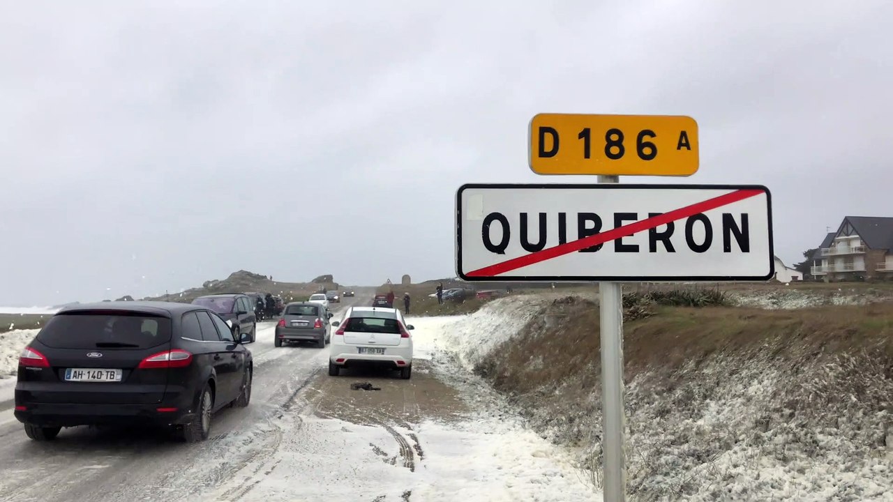 VIDÉO - Tempête Dennis : à Quiberon la plage noyée sous une vague d'écume