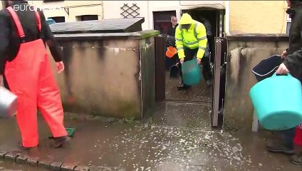 „Und plötzlich war das Wasser im Haus“ - Sturm "Dennis" fegt über Nordeuropa