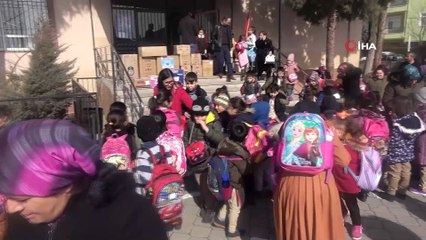 Van’daki köy okuluna öğrencilerinden kırtasiye desteği