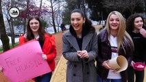 Njihuni me vajzat që japin përqafime në rrugët e Tiranës - Ora e Tiranës