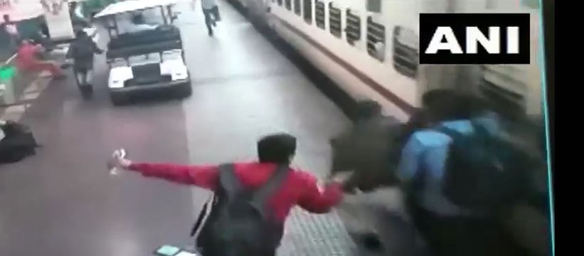 ரயில் படிக்கட்டில் தவறி விழுந்த பெண்ணை காப்பாற்றிய காவலர் -CCTV