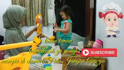 Fida belum bisa bobo. Malam malam minta main masak masakan.