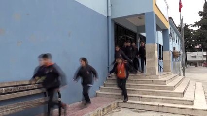 Öğrenciler okulda sebze yetiştirip tavuk besliyor