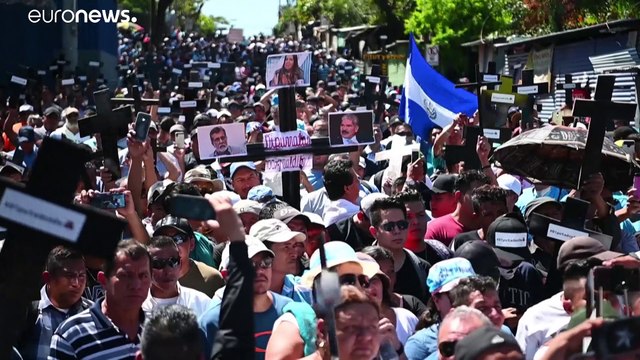 Salvadoreños contra el Congreso y en apoyo del presidente Nayib Bukele