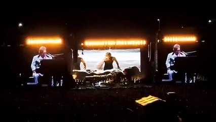 Elton John sahneyi ağalayarak terk etti