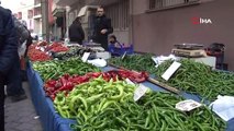 Denizli'de soğuk hava şartlarından etkilenen semt pazarları cep yakıyor