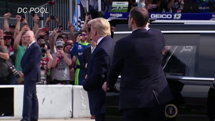 Trump fait un tour de piste à bord de sa Cadillac blindée à Daytona