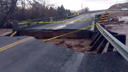Il filme ce pont qui disparaît dans les inondations !