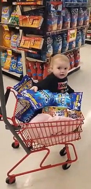 Gourmande, cette petite prend tous les Oreos du supermarché dans son petit chariot !
