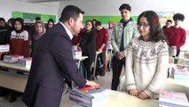 Nevşehir Belediyesi tarafından üniversiteye hazırlanan öğrencilere kitap seti dağıtıldı