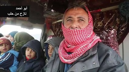 سوريون يهربون من مخيم للنازحين شمال محافظة إدلب