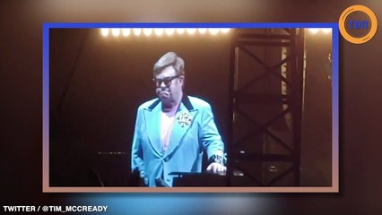 Malade, Elton John interrompt son concert devant la foule, choquée