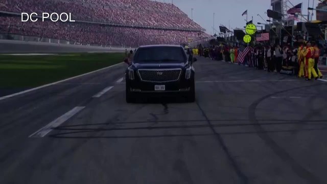 ترامب يقوم بدخول استعراضي بسيارته في سباق دايتونا للسيارات