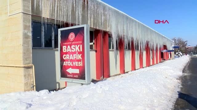 Sivas'ta 4 metrelik dev buz sarkıtları oluştu