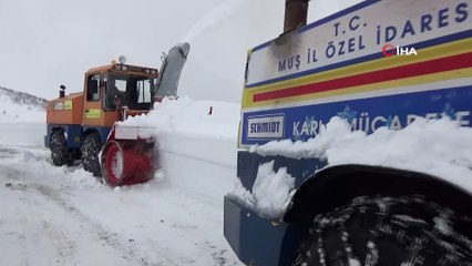 Kardan kapanan köy yolu muhtarın tarifleriyle açılabildi